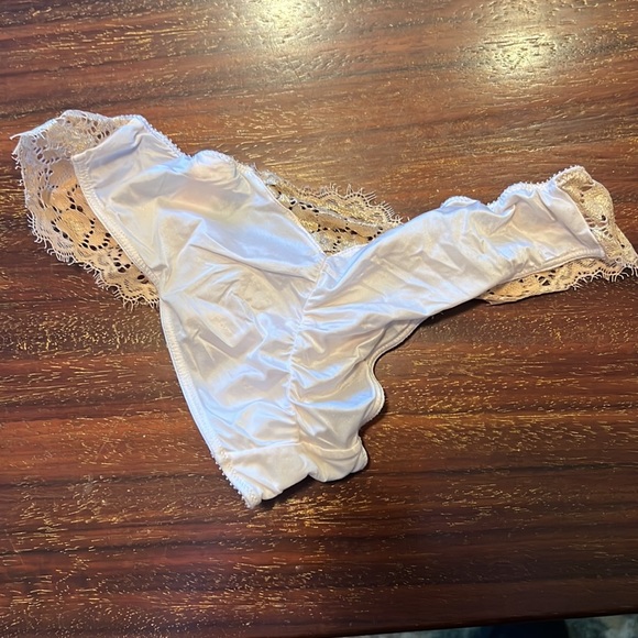 Victoria’s Secret Gold accent Cheekini Panty, sz S - Picture 4 of 5